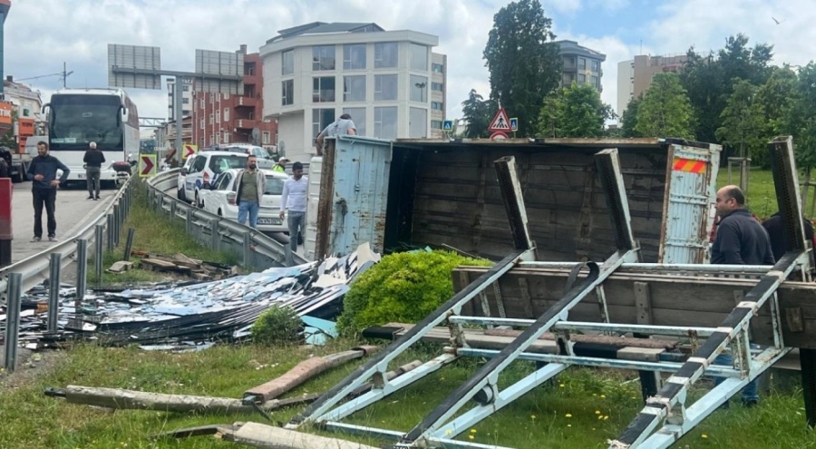 İstanbul'da ayna yüklü kamyonet devrildi