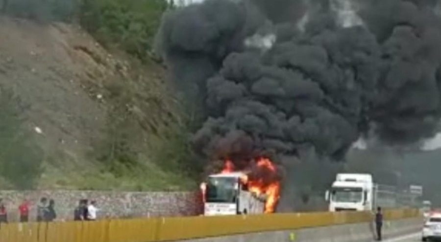 Adana'da otoyolda seyir halindeki otobüsü alev aldı