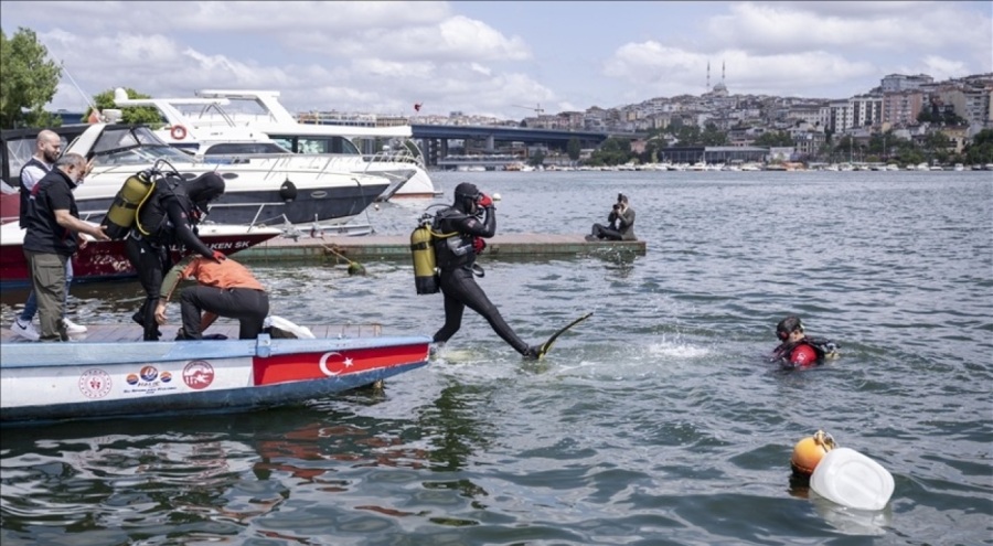 Fatih Haliç'te dalgıçlar dip temizliği yaptı