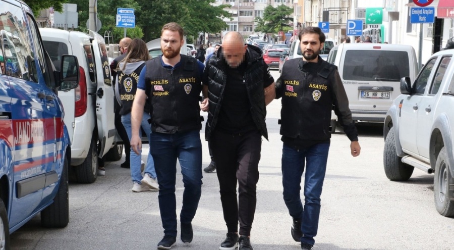 Eskişehir'de evine gittiği arkadaşını döverek öldürdü