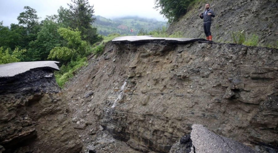 Kastamonu'da yol çöktü