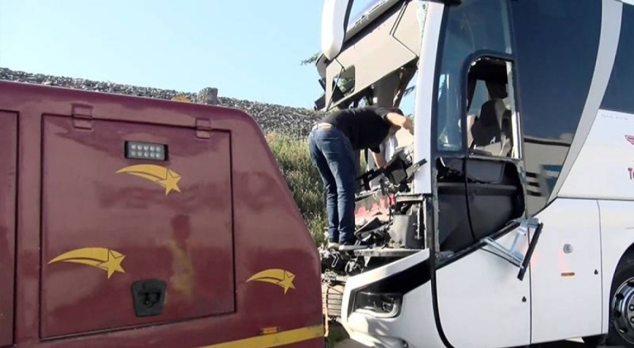 THY personelini taşıyan servis kaza yaptı: Çok sayıda yaralı