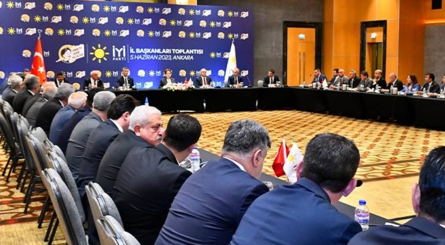 Akşener, partisinin il başkanlarıyla buluştu