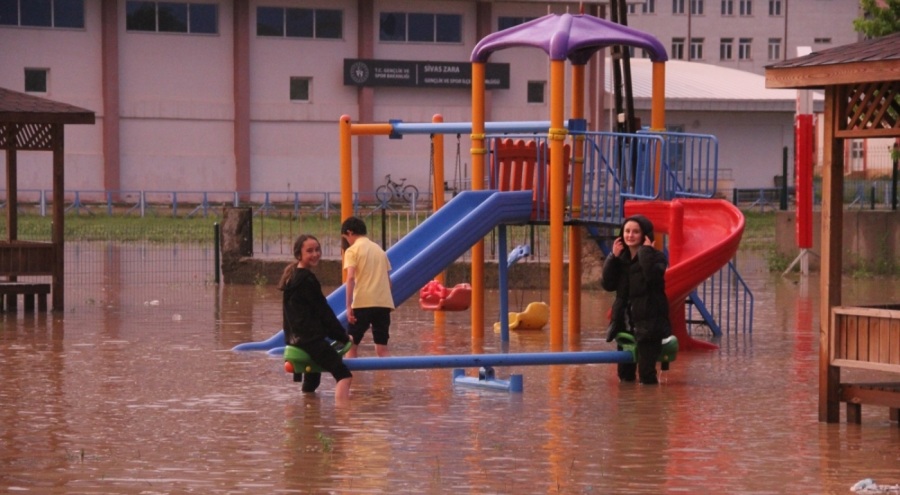 Çocuklar sele aldırış etmeden oyunlarına devam ettiler