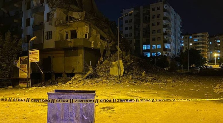 Diyarbakır'da depremlerde hasar gören 7 katlı bina çöktü