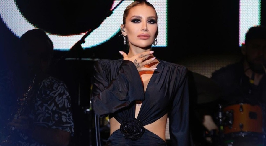 İrem Derici sakladığı kardeşiyle havalimanında karşılaştı! Demet Akalın'dan yorum geldi