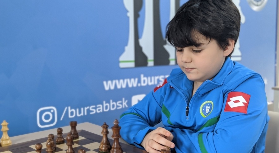 Bursa Büyükşehir Belediyespor Satranç Takımı'nın yıldız sporcusu dünya zirvesinden inmiyor