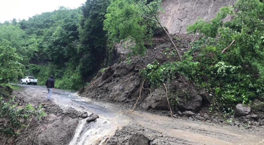 Ordu'da sağanak toprak kaymasına sebep oldu