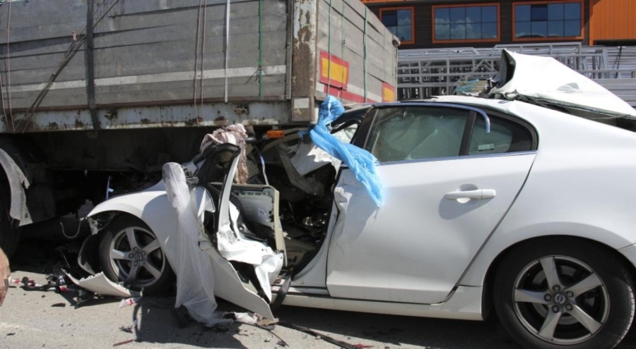 Park halindeki tıra arkadan çarptı