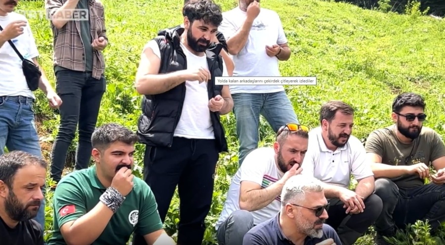 Yolda kalan arkadaşlarını çekirdek çitleyerek izlediler