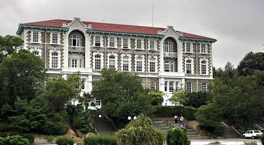 Boğaziçi Üniversitesi rektörlük binasına boya atan 4 öğrenciye hapis!