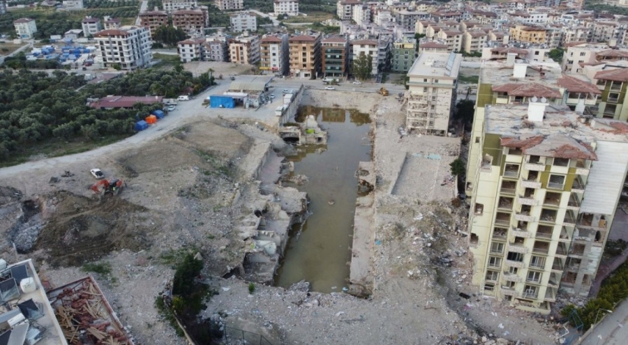 Rönesans Rezidans'ın enkazı suyla doldu