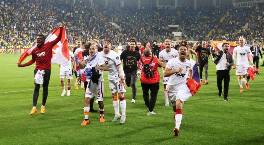 Galatasaray'da ayrılıklar başladı!