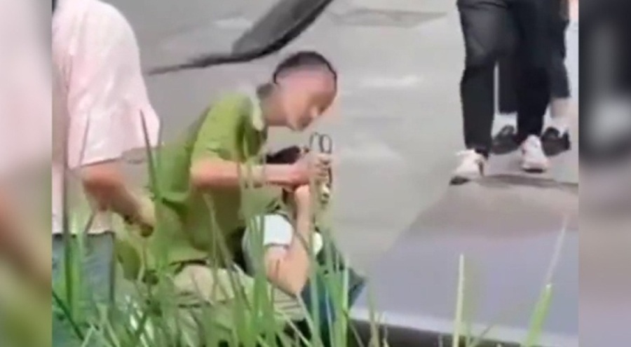 Genç bir kızı makasla rehin alan şahıs, kürekle etkisiz hâle getirildi