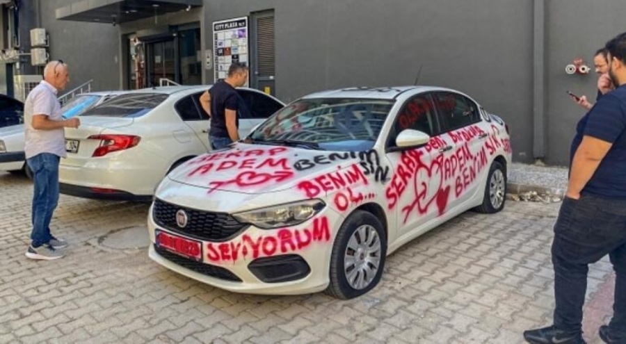 Antalya'da otomobilin üzerine sprey boya ile aşk mesajları yazıp, lastiklerini kestiler