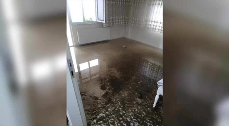 Rize'de şiddetli yağış sebebiyle evi su bastı
