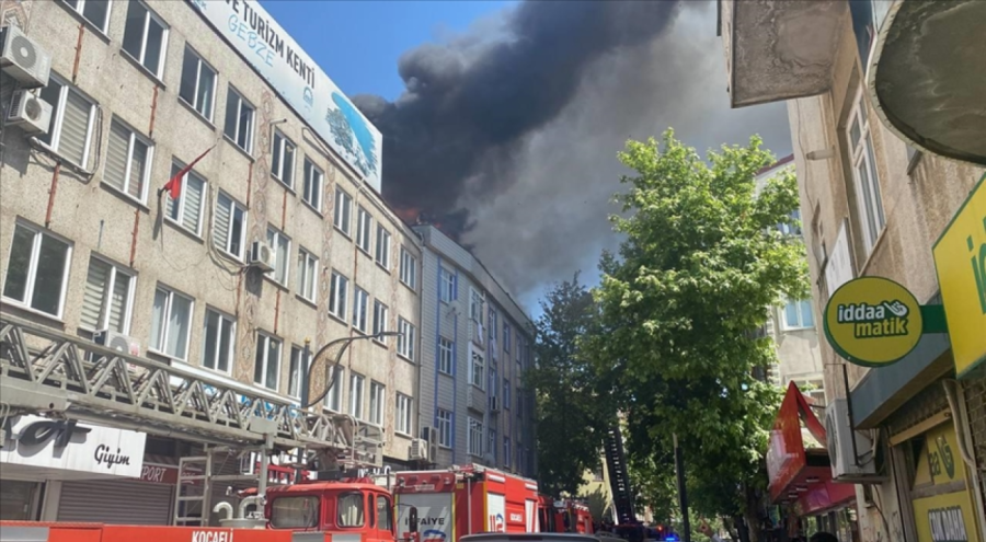 Kocaeli'de 4 katlı apartmanda yangın