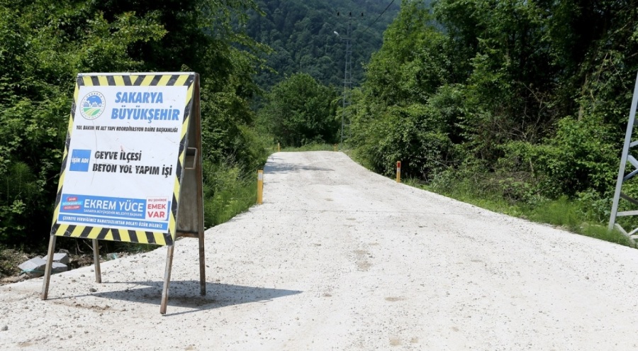 Geyve'nin kırsalına 14 kilometre yeni beton yol çalışması