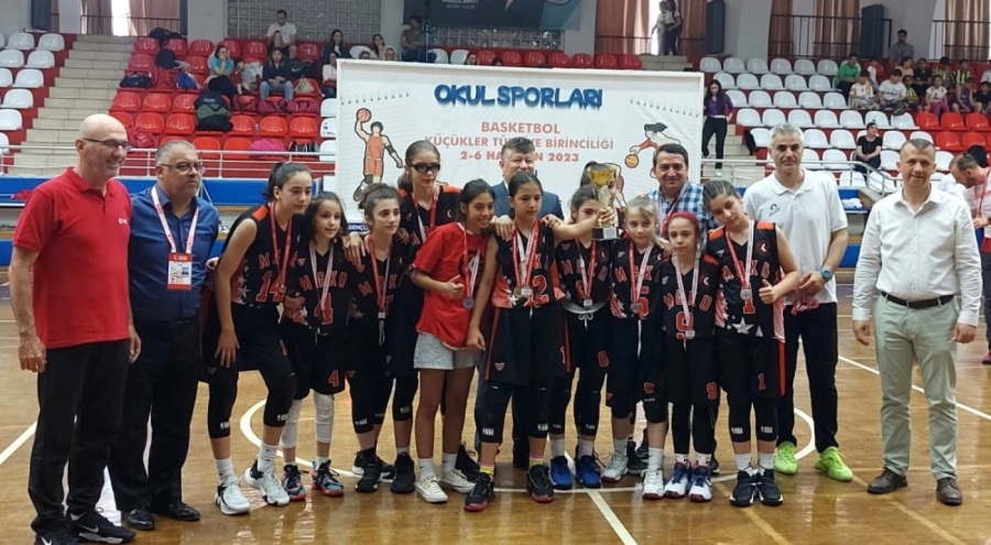 Basketbol Türkiye Şampiyonası'nda Bursa temsilcisi iki kupayla döndü