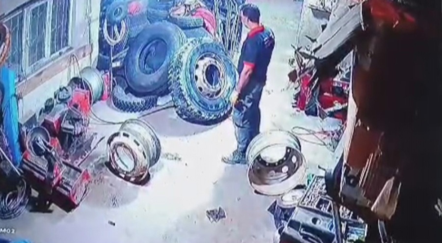 Hava basarken kamyon lastiği patladı