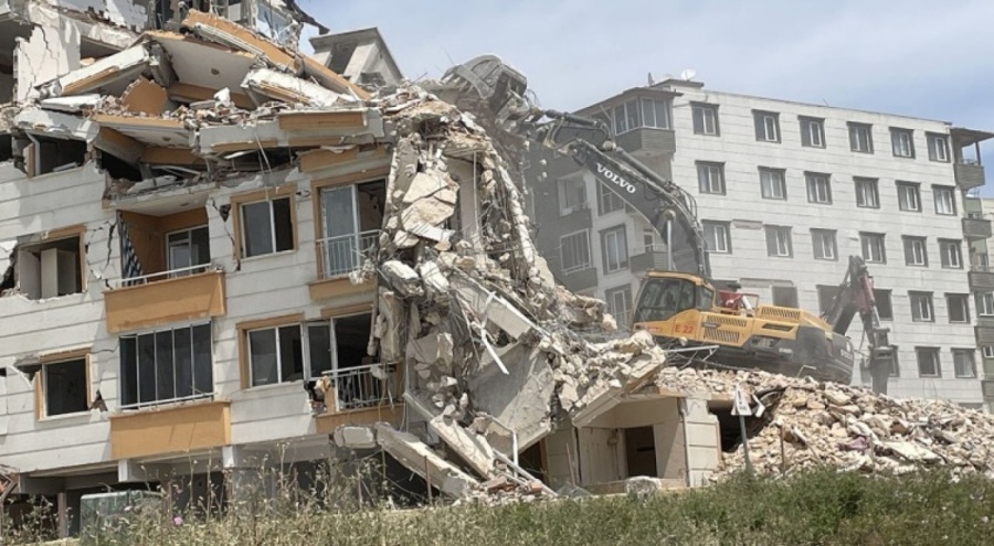 Hatay'da ağır hasarlı binaların yıkımı devam ediyor