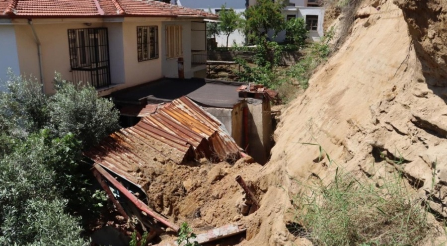 Denizli'de heyelan sonucu iki evde hasar oluştu