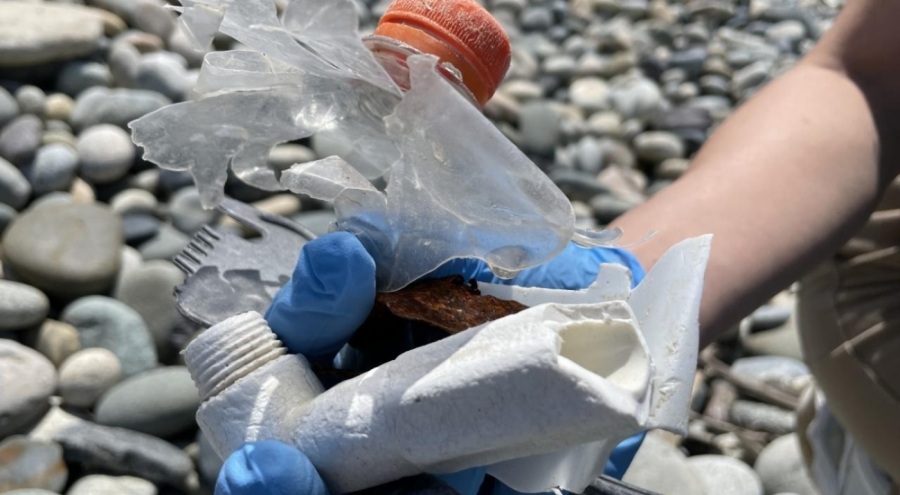 Rize'de kıyı temizliğinde 150 kilo atık toplandı