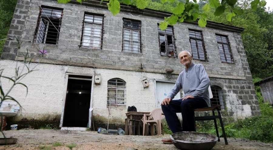 Trabzon'daki evinde gönüllü karantinasına devam ediyor