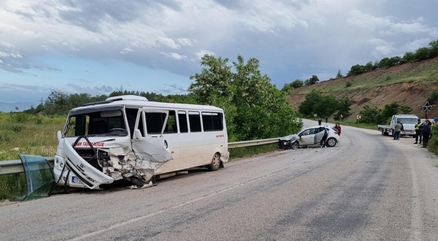 Burdur'da işçi minibüsüyle otomobil çarpıştı