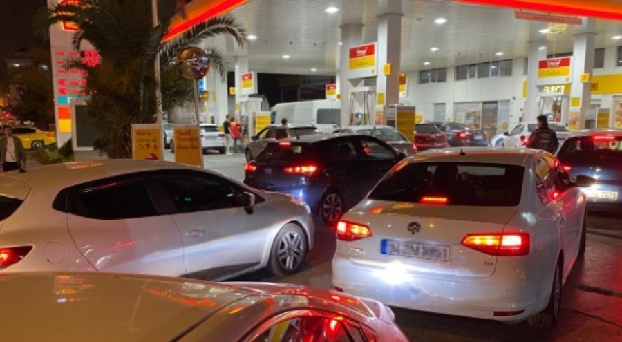 Akaryakıt istasyonları önünde zamsız benzin kuyruğu