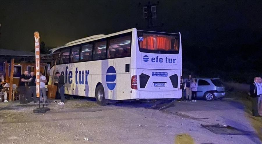 Zonguldak'ta yolcu otobüsü ile otomobil çarpıştı; 2 kişi hayatını kaybetti