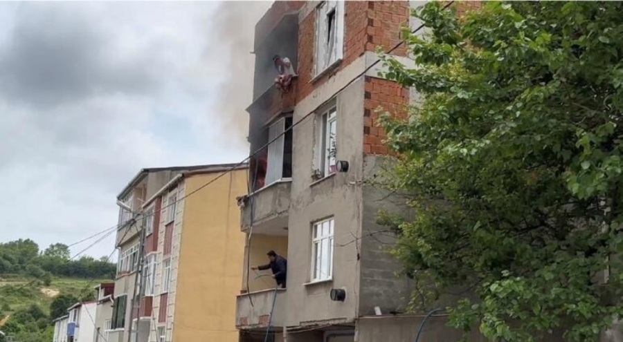 Mahalleli yangını hortum ve kovalarla su taşıyarak söndürmeye çalıştı!