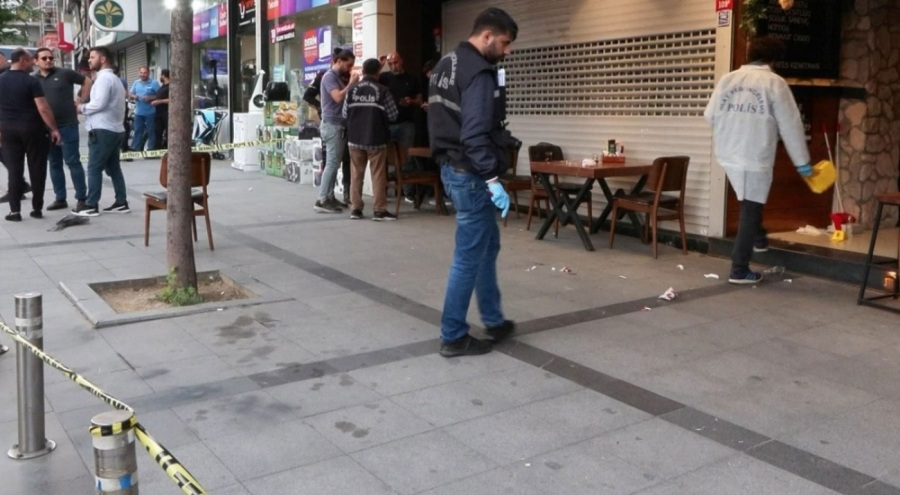 Zeytinburnu'da kafeye silahlı saldırı: 2'si yoldan geçen 3 kişi yaralandı