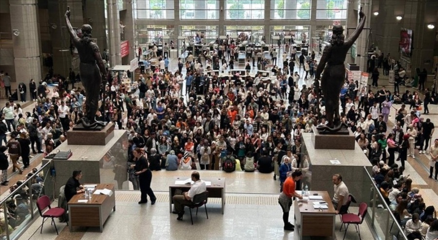 İstanbul Adliyesi'nde sınav kalabalığı!