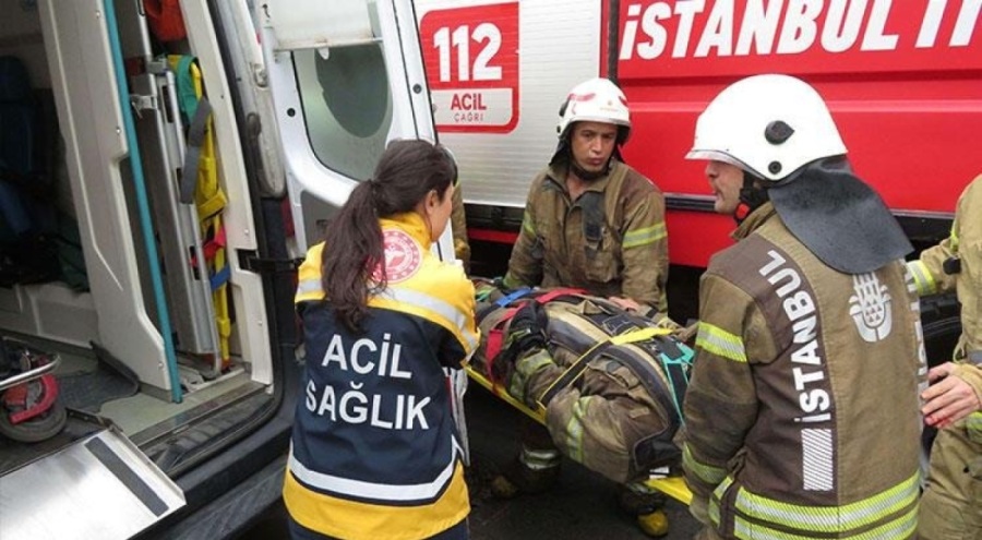 İstanbul Ümraniye'de yangına müdahale eden itfaiye eri çatıdan düştü