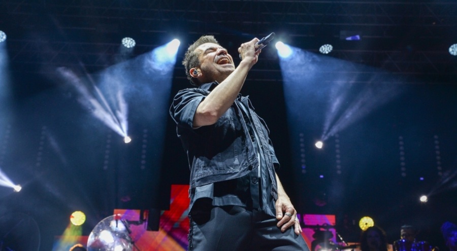 Kenan Doğulu'dan Bursa'da keyifli konser
