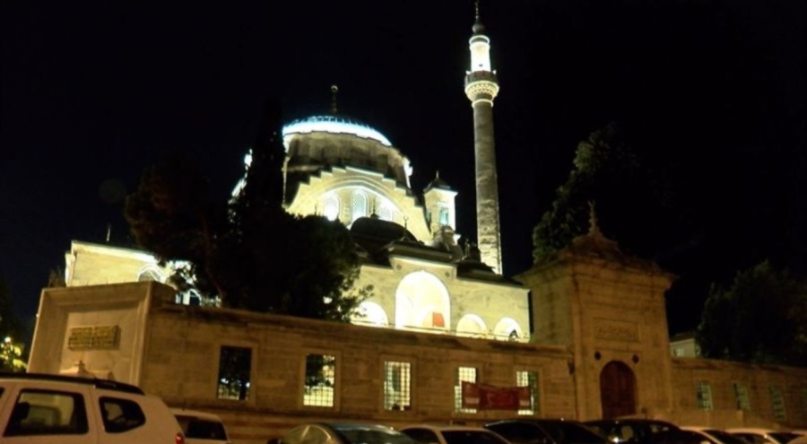 263 yıllık Ayazma Camii'nde aydınlatma tartışma konusu oldu