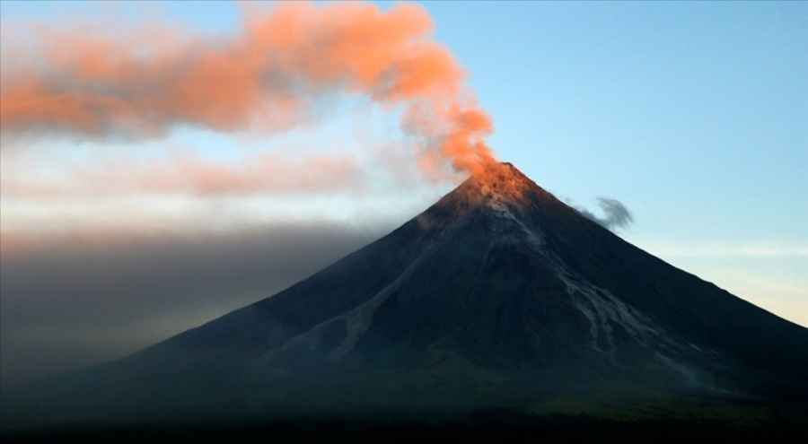 Patlaması ihtimaline karşı Mayon Yanardağı çevresinde tahliyeler başladı