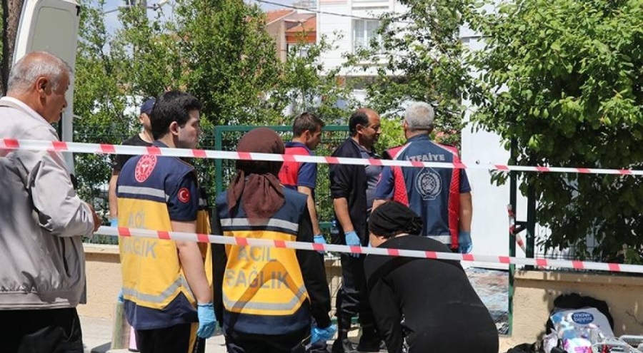 Asansöre kafasını sıkıştıran kadın yaşamını yitirdi