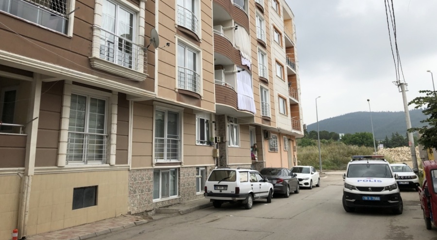 Bursa'da 5. kattan otomobilin üzerine düşen çocuk yaralandı