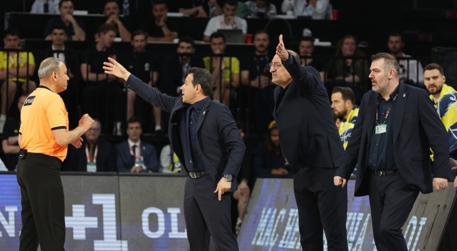 Fenerbahçe maçındaki kararlar hakemliği bıraktırdı