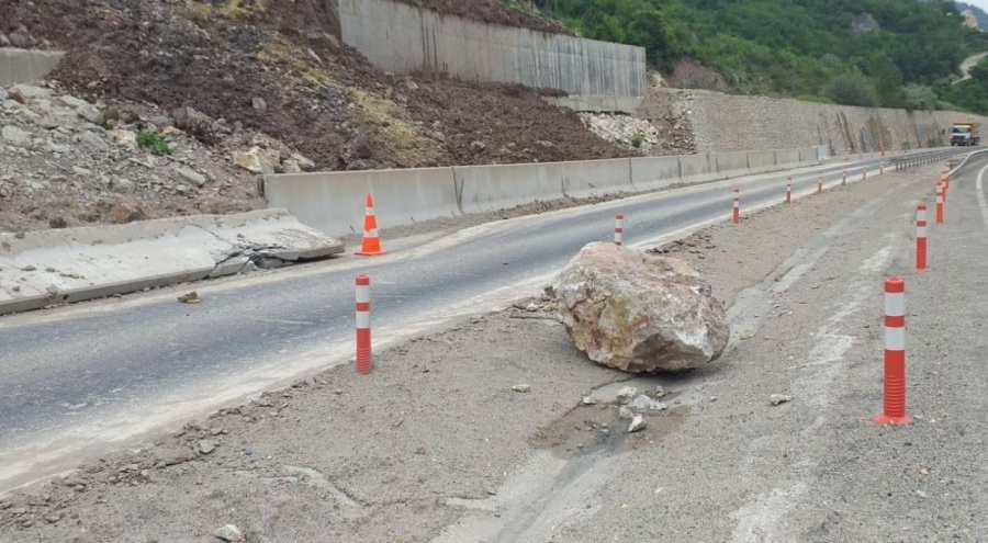 Ankara-Zonguldak yolu heyelan sebebiyle trafiğe kapandı