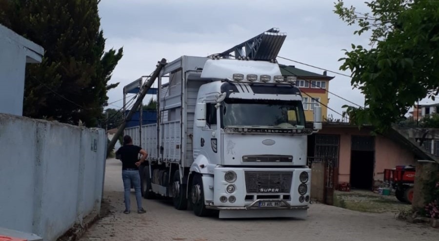 Bursa'da prefabrik ev taşıyan kamyon elektrik tellerine takıldı
