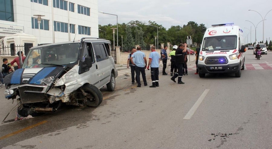 Ehliyetsiz alkollü sürücü minibüsle duvara çarptı