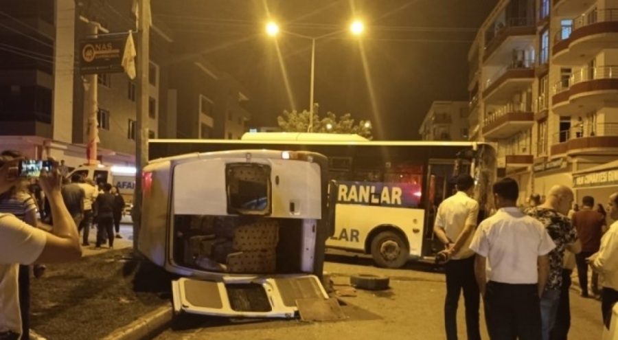 Belediye otobüsü ve minibüs çarpıştı