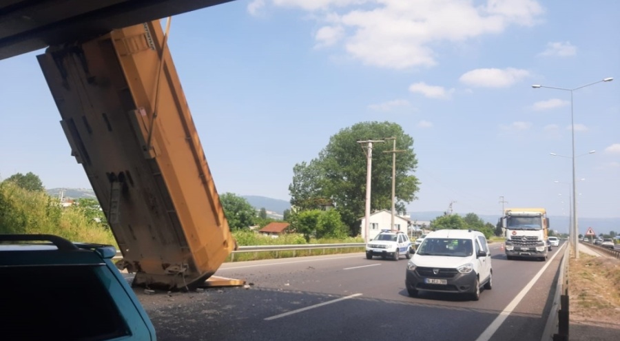 Bursa'da damperi üst geçide çarpan kamyon şarampole uçtu!