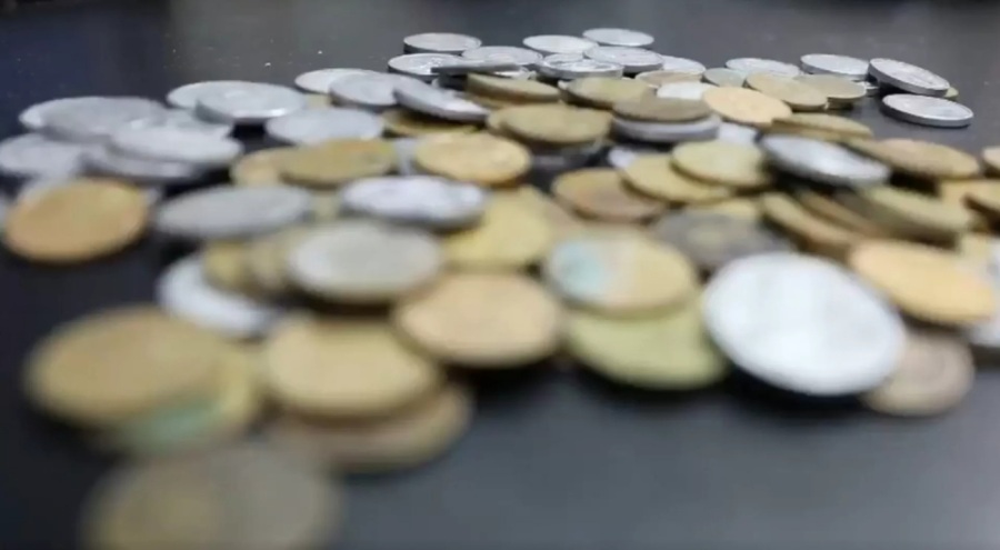 Evi temizlerken 1 milyon adet madeni para buldular