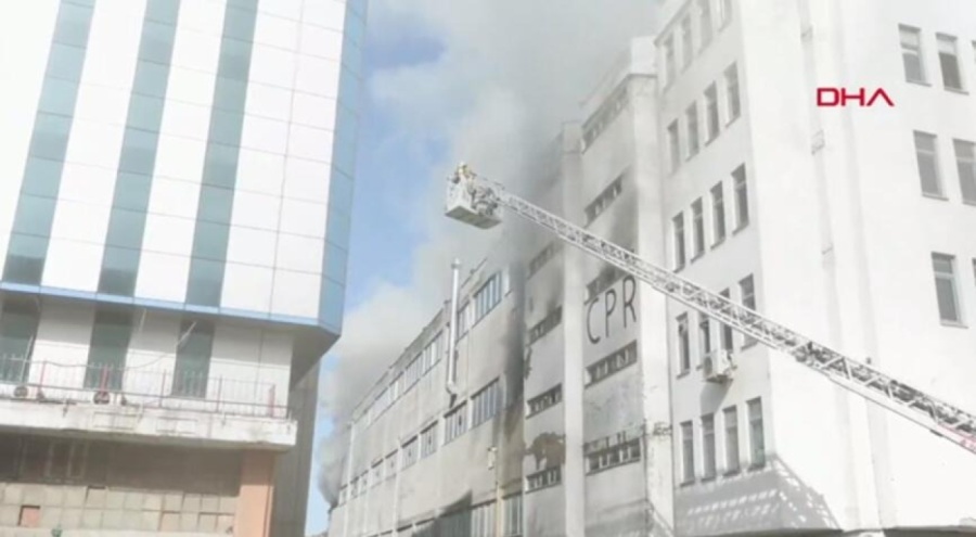 İstanbul'da 6 katlı bir fabrikanın çatı katında yangın!