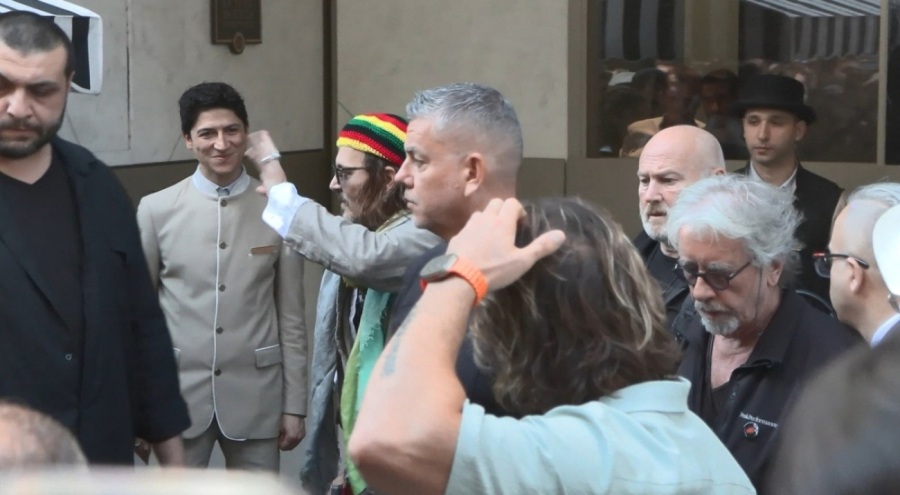 Johnny Depp İstanbul'da hayranlarıyla bir araya geldi