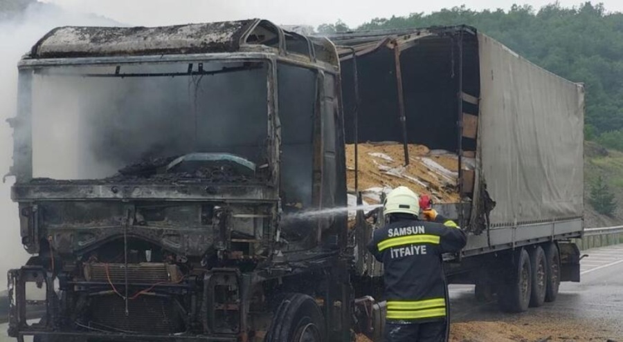 Gürcistan'a arpa taşıyan tır Samsun'da yandı